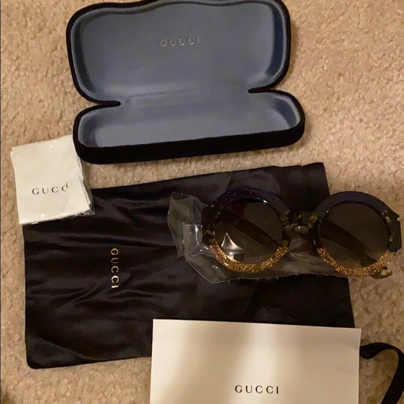 💕HOST PICK 💕Gucci sunglasses - Picture 4 of 7